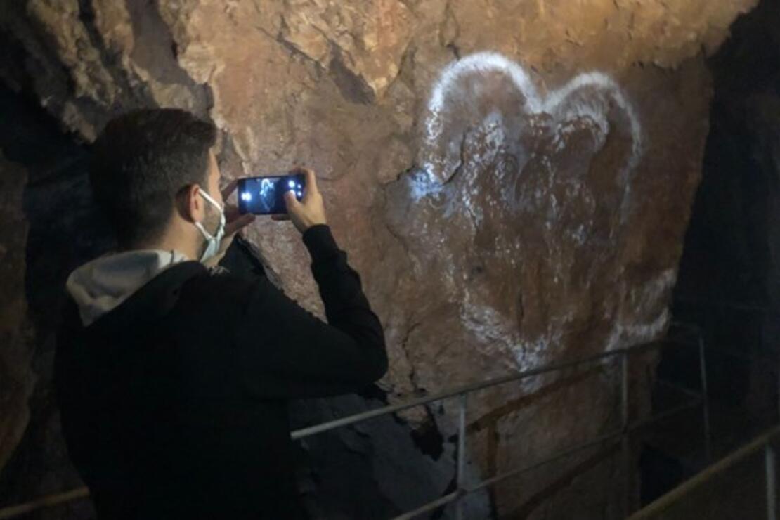 3 bin yıllık mağaranın duvarlarını yazı tahtasına çevirdiler