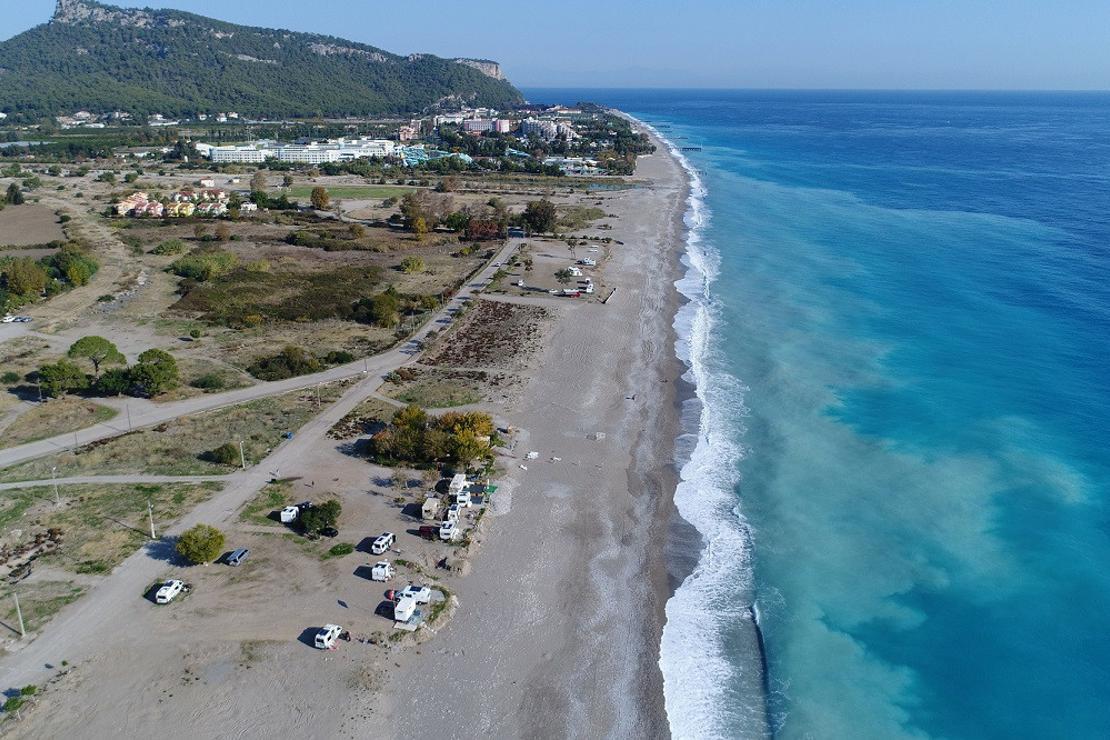 Karavanda beş yıldızlı otellerin yanı başında izole yaşam