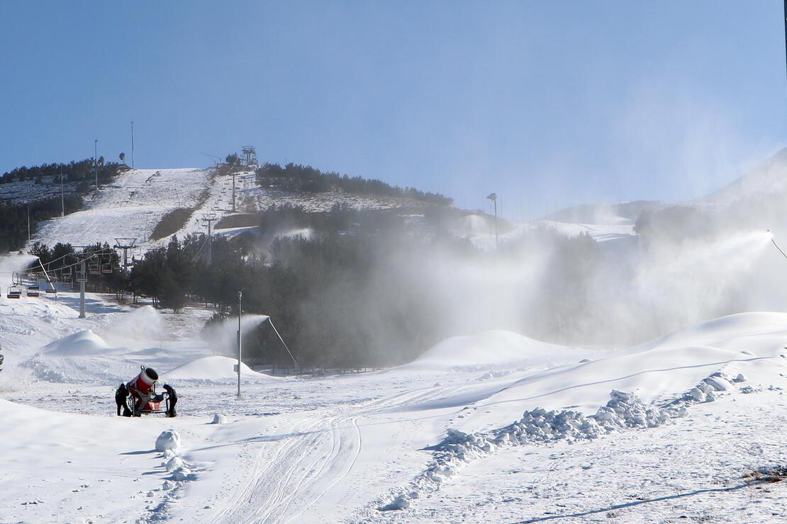 Kısıtlama nedeniyle kayakçının olmadığı Palandöken'de, suni karlama yapıldı