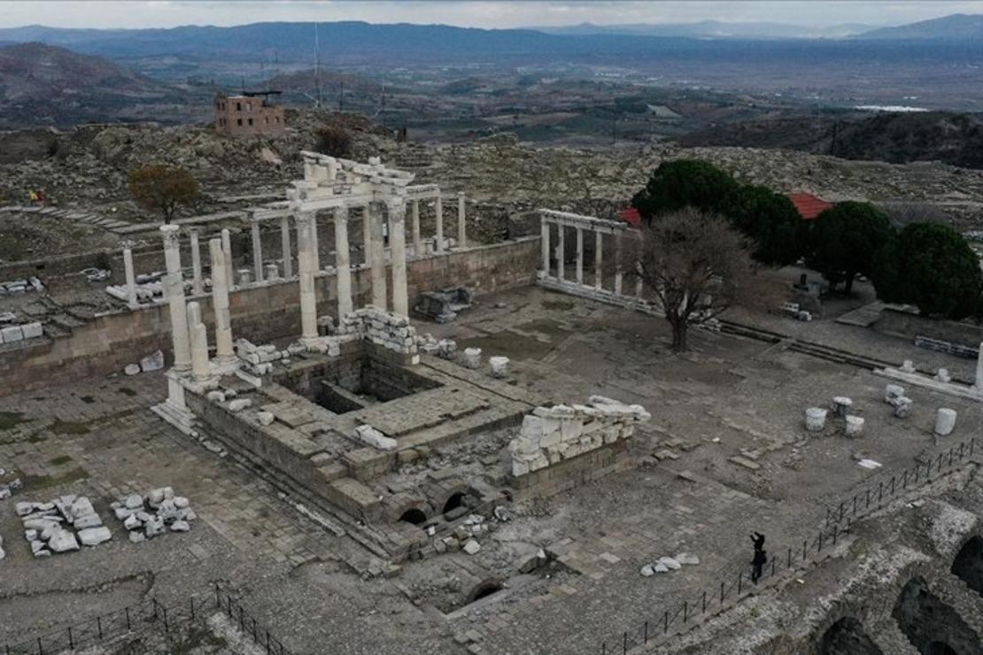 Bergama Zeus Sunağı'nı istiyor