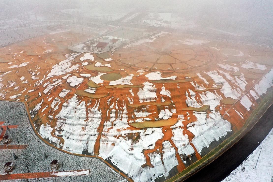 Sivas'taki Altınkale, kar ile 'kardeşi' Pamukkale'yi andırdı
