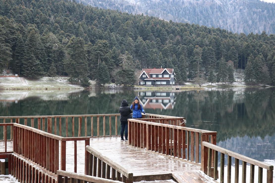 Gölcük Tabiat Parkı’nın yüksek kesimleri beyaz örtüyle kaplandı