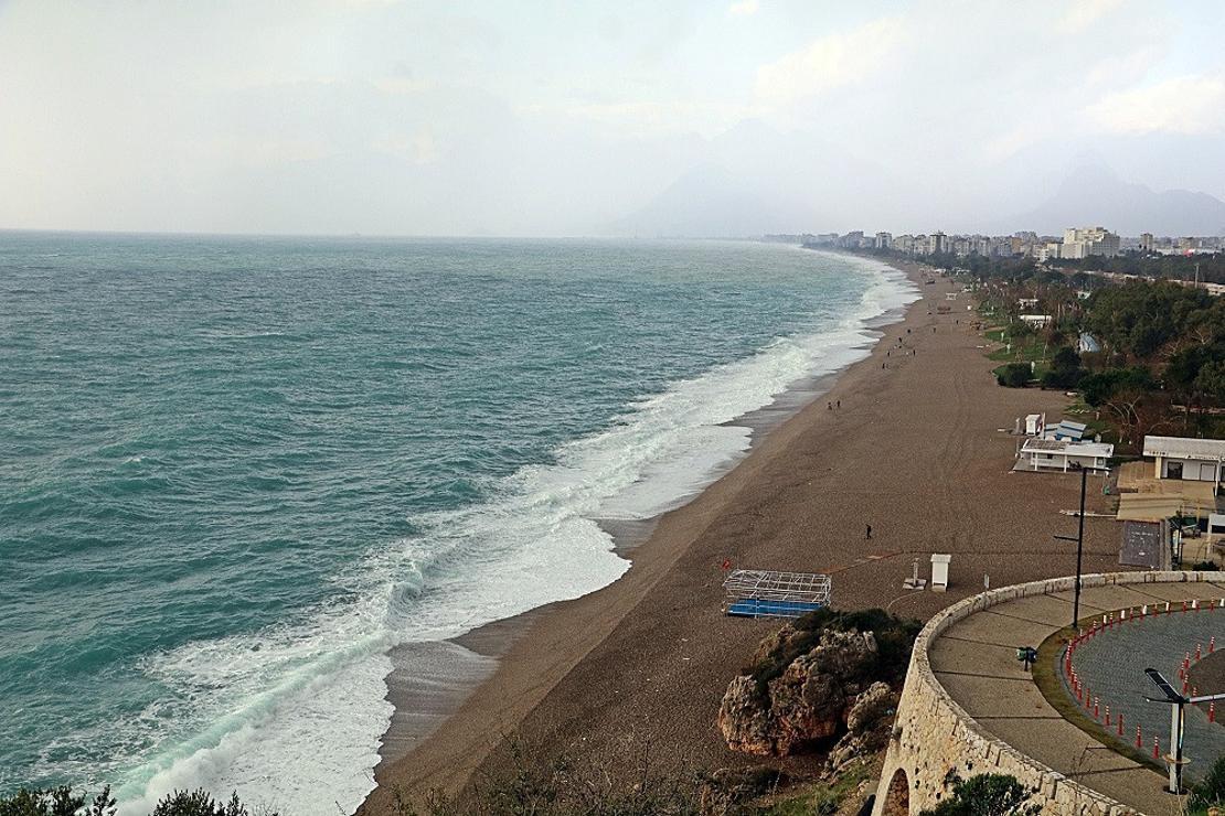 Konyaaltı Sahili beyaza büründü...