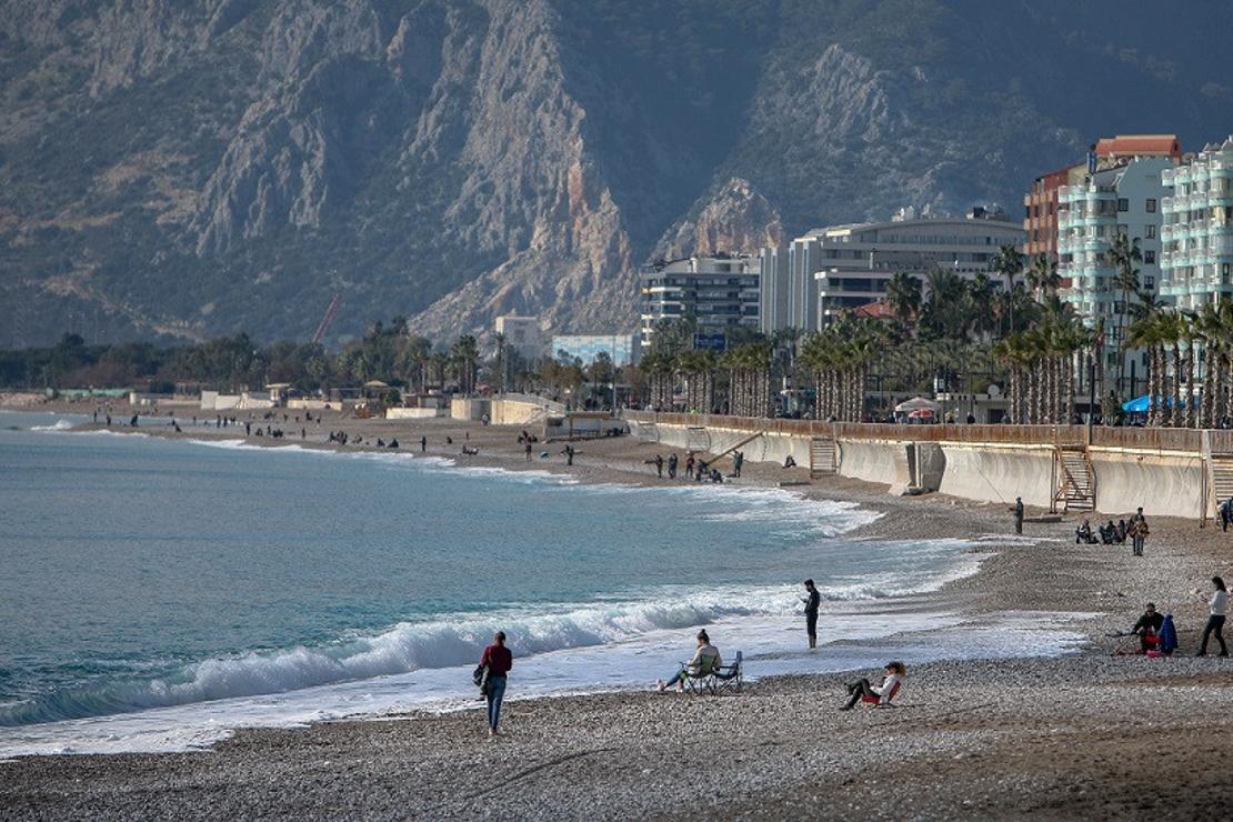 Yurdun büyük bölümünde kar, Antalya'da deniz keyfi