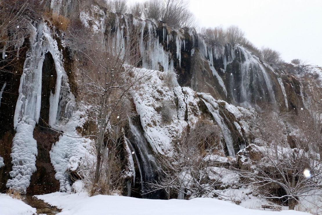 Girlevik Şelalesi 'buz dağı' gibi