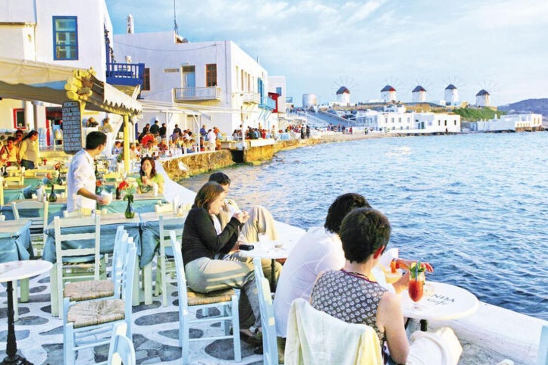 Yunanistan turizm gelirlerini artırmak için aşı zorunluluğu aramayacak