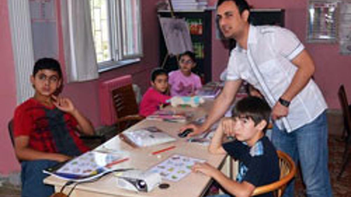 tatile gitmek yerine kimsesiz cocuklara ingilizce ogretiyor egitim haberleri