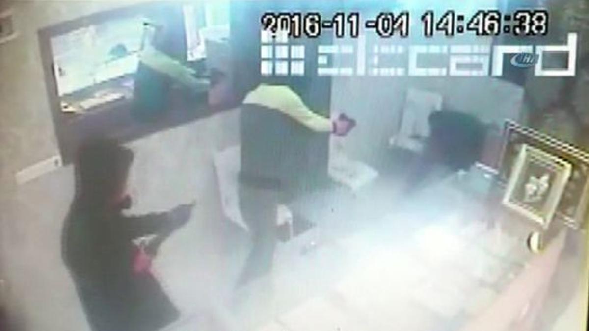 Sultanbeyli'de kuyumcu soyan 3 zanlıya esnaf, çekiç ve sopayla direndi