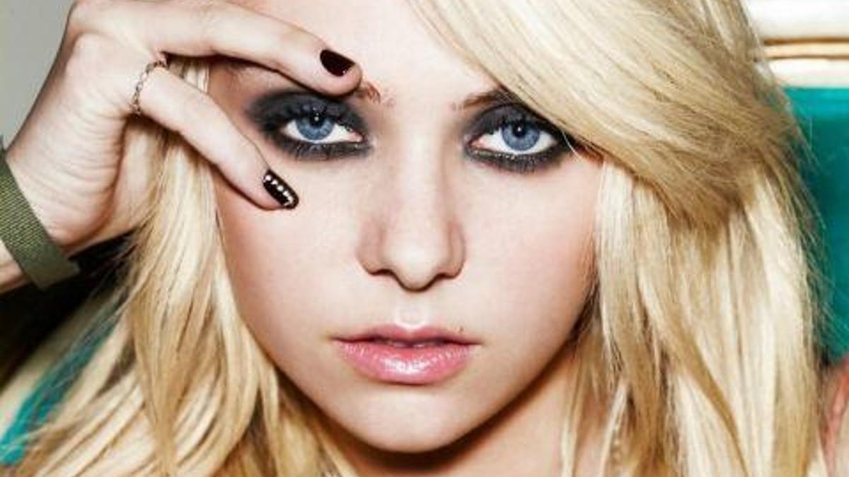 Taylor Momsen Seventeen Moda Çekimi