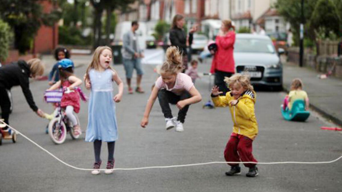 Doing the city. Children on the Street. Children in the City. Play in the Street. Children are playing скульпте английский.