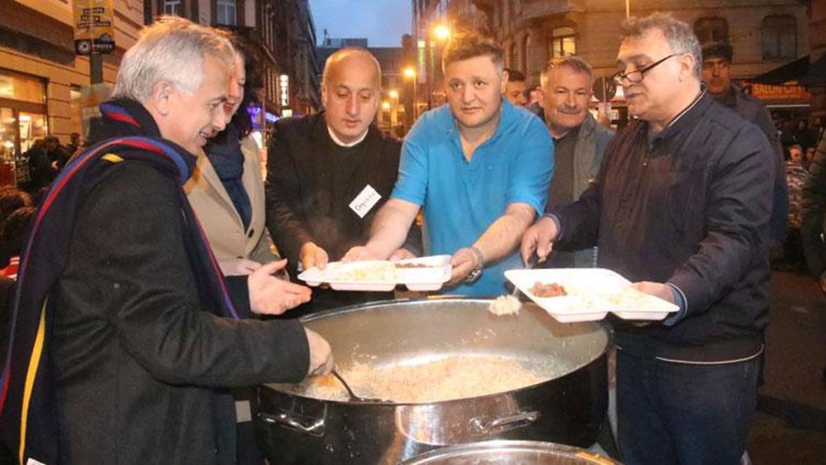 Frankfurt sokakta iftar yaptı Haber