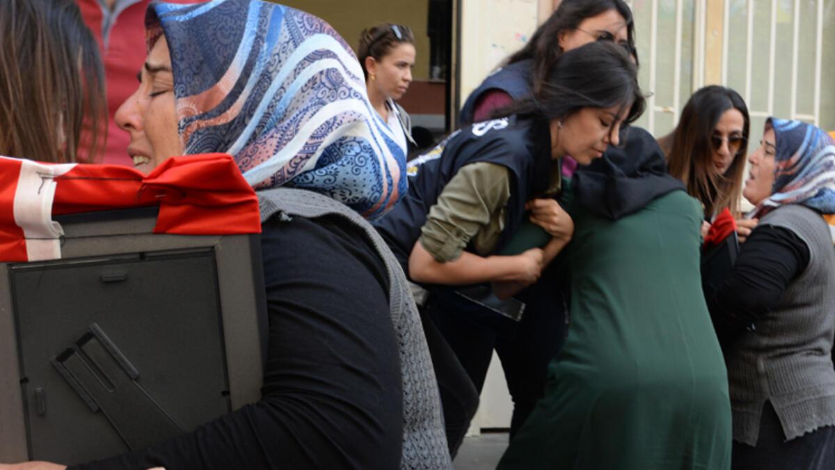 Diyarbakır'daki eylemde hareketli anlar! Annelerden HDP'lilere sert tepki ile ilgili görsel sonucu