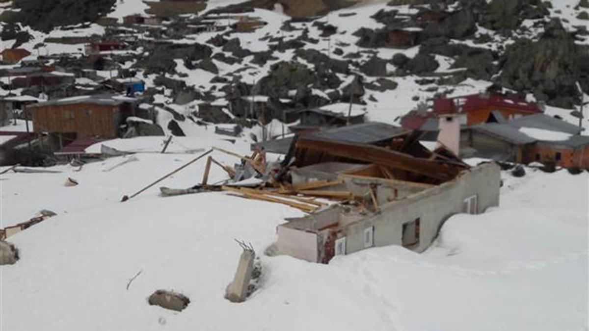 Rize’de çığ yayla evlerini evlerini yıktı geçti