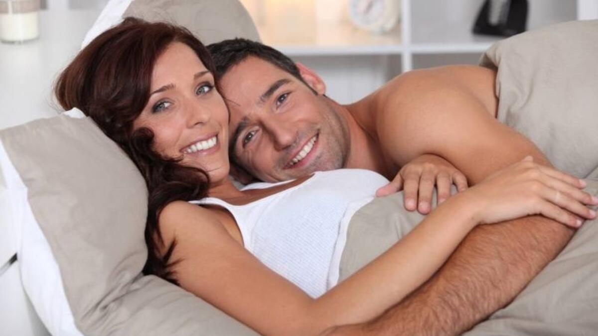 Лежит муж русская. Итальянские жены в постели. Голова лежит на плече. Жена лежит на муже фото. Фото парня в кровати.