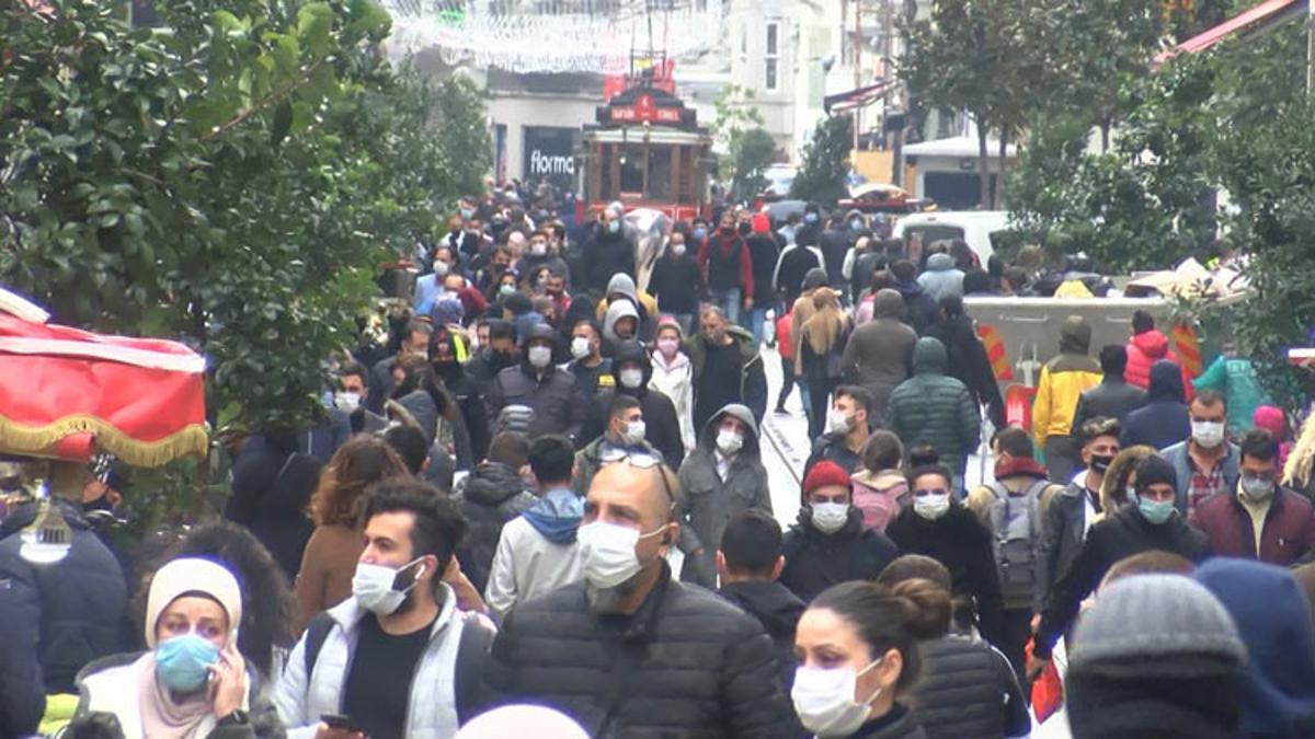 İstiklal Caddesi'nde yoğunluk! Büfe önlerinde kuyruk oluştu...
