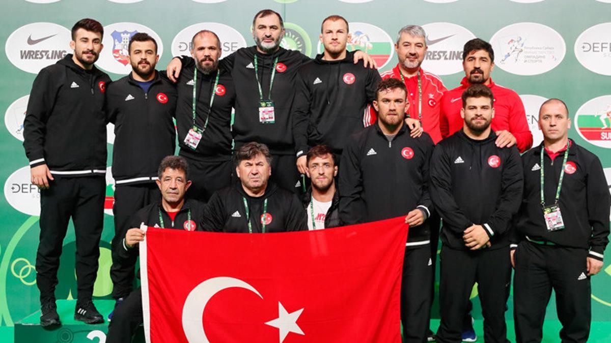 Milli güreşçiler, Sırbistan'daki Dünya Kupası'nda takım halinde dünya ikincisi oldu