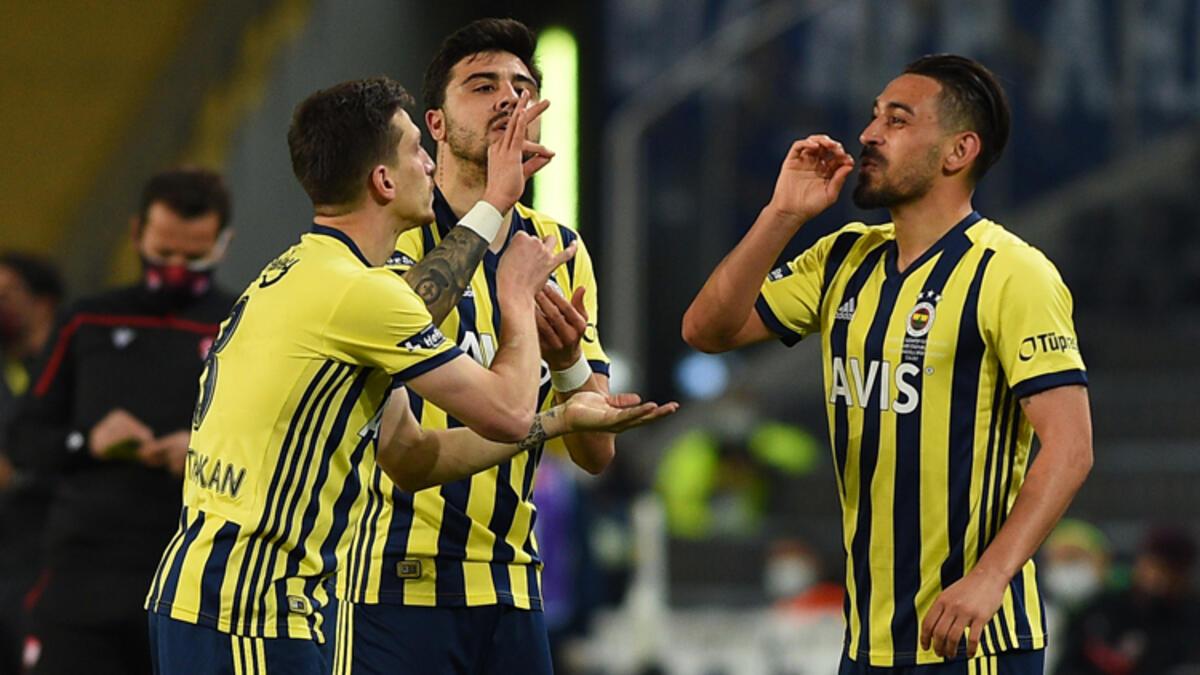 Fenerbahçeli futbolcular İrfan Can, Ozan Tufan ve Mert Hakan'dan kahveli  sevinç - Spor Haberi