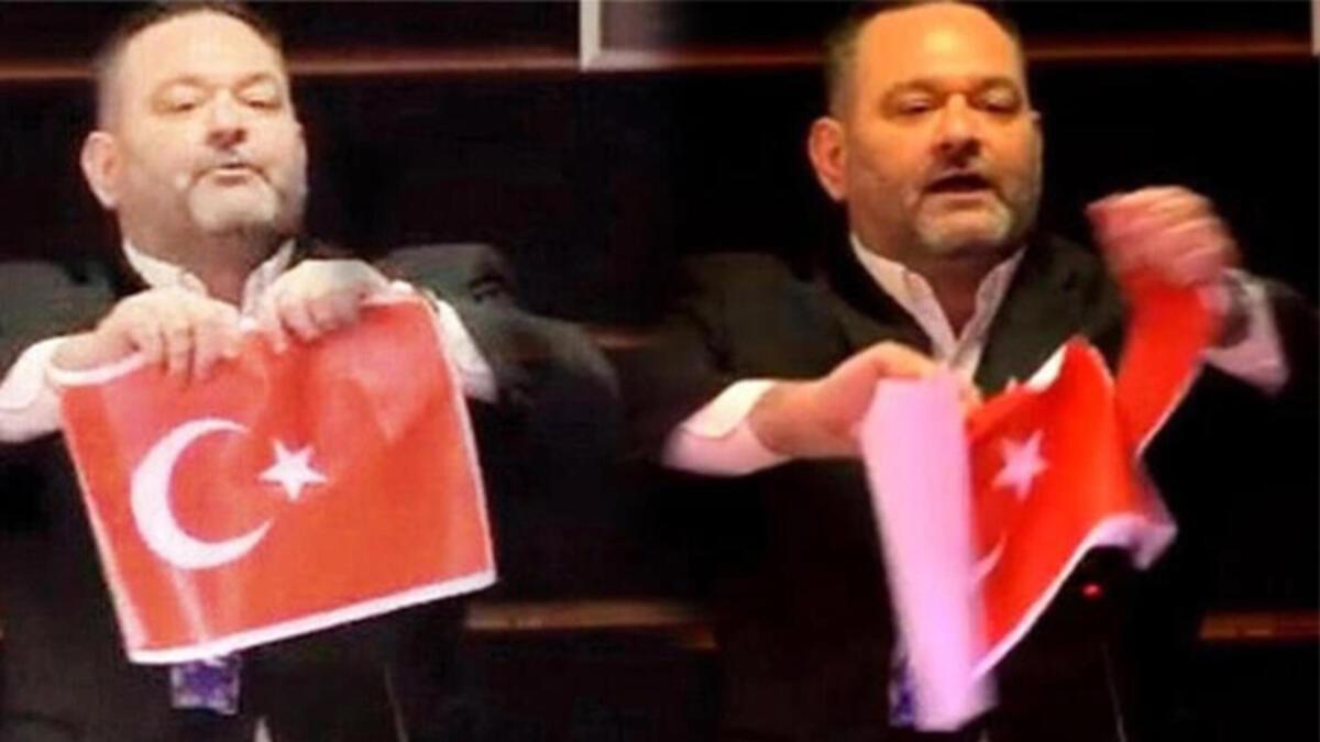 Ο ρατσιστής βουλευτής που έσκισε την τουρκική σημαία θα παραδοθεί στην Ελλάδα!