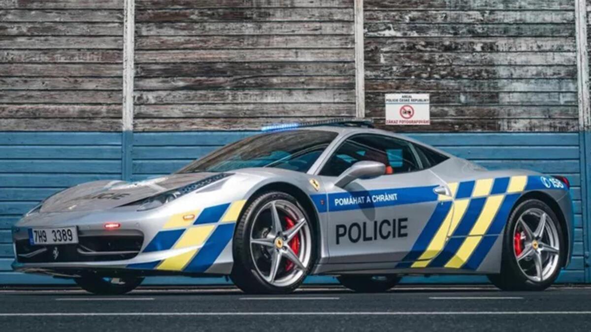 Çek polisi Ferrari'ye el koydu polis aracı yaptı