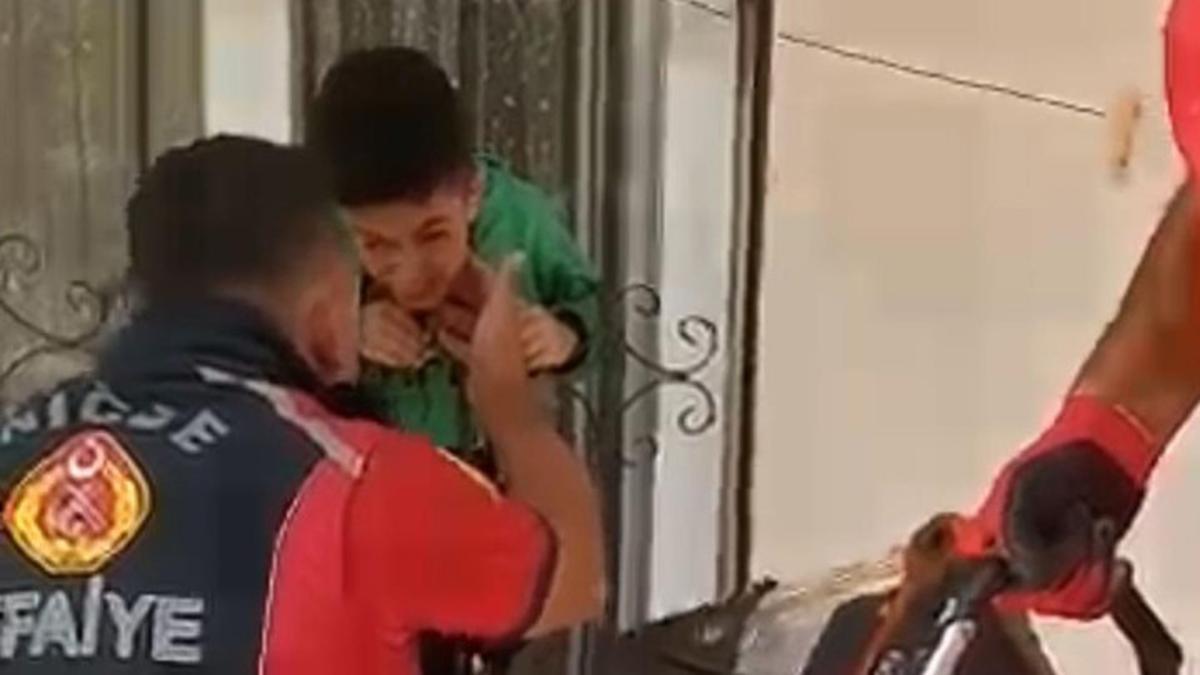Çocuğun kafası demir parmaklıklara sıkıştı