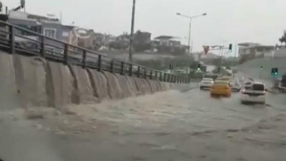 İzmir’de sağanak: Dere taştı, yollar göle döndü