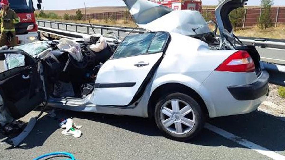 Emniyet şeridindeki TIR’a çarptılar! Karı-kocadan acı haber