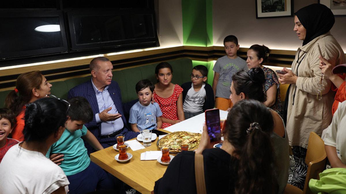 Cumhurbaşkanı Erdoğan’dan sürpriz ziyaret! Pastanede vatandaşlar sohbet etti