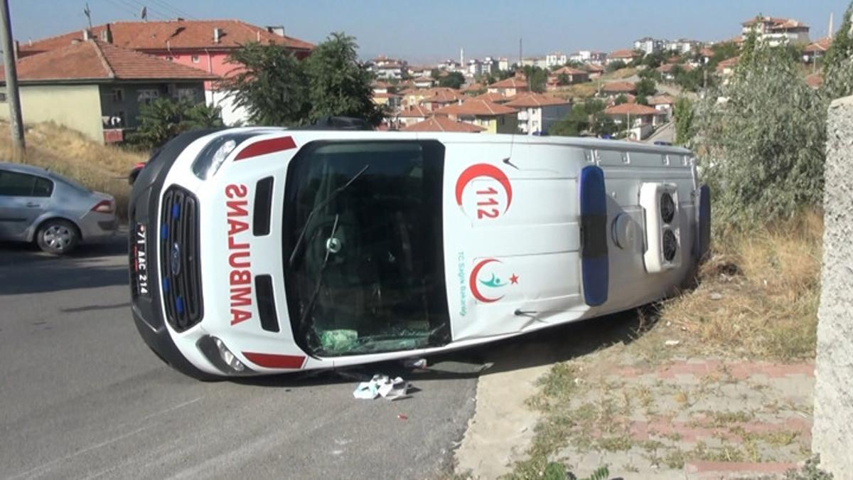 Kırıkkale’de otomobil, ambulansa çarptı: 4 yaralı