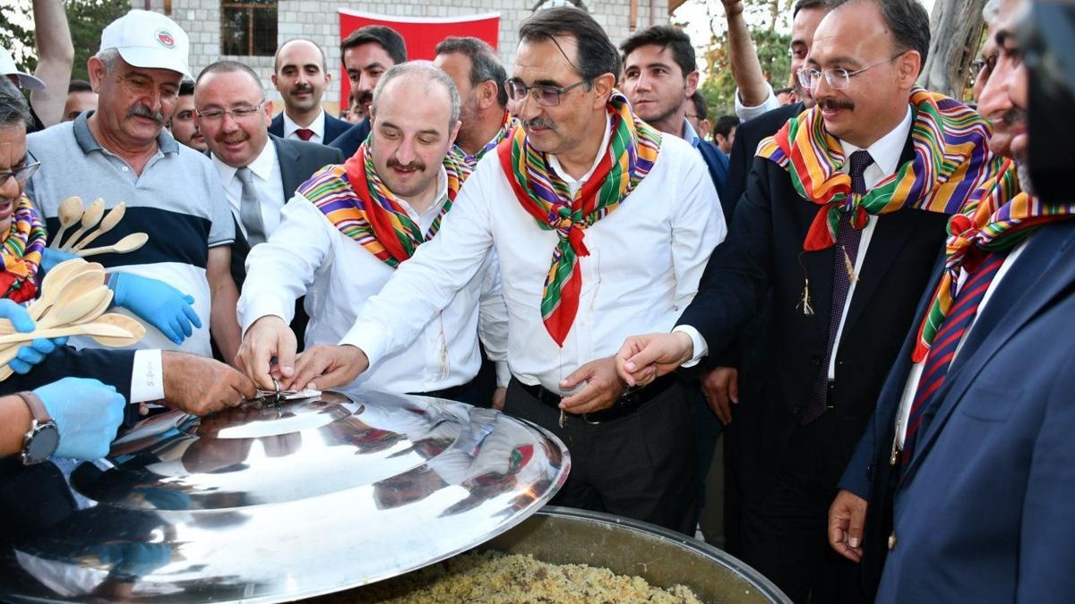 Bakan Dönmez ve Varank Söğüt’te ‘Şifalı Pilav Kapak Açma Töreni’ne katıldı