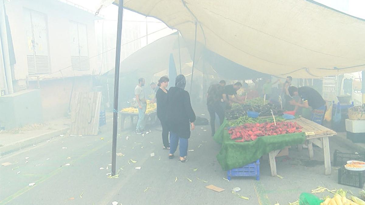 Beylikdüzü’nde depoda yangın çıktı, pazar yeri duman altında kaldı