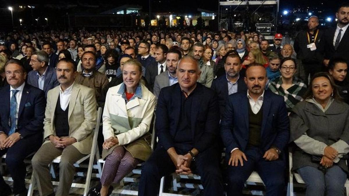 Bakan Ersoy, ‘Senfoni ile Nejat Ertaş Türküleri’ konserine katıldı Bakan Ersoy, ‘Senfoni ile Nejat Ertaş Türküleri’ konserine katıldı