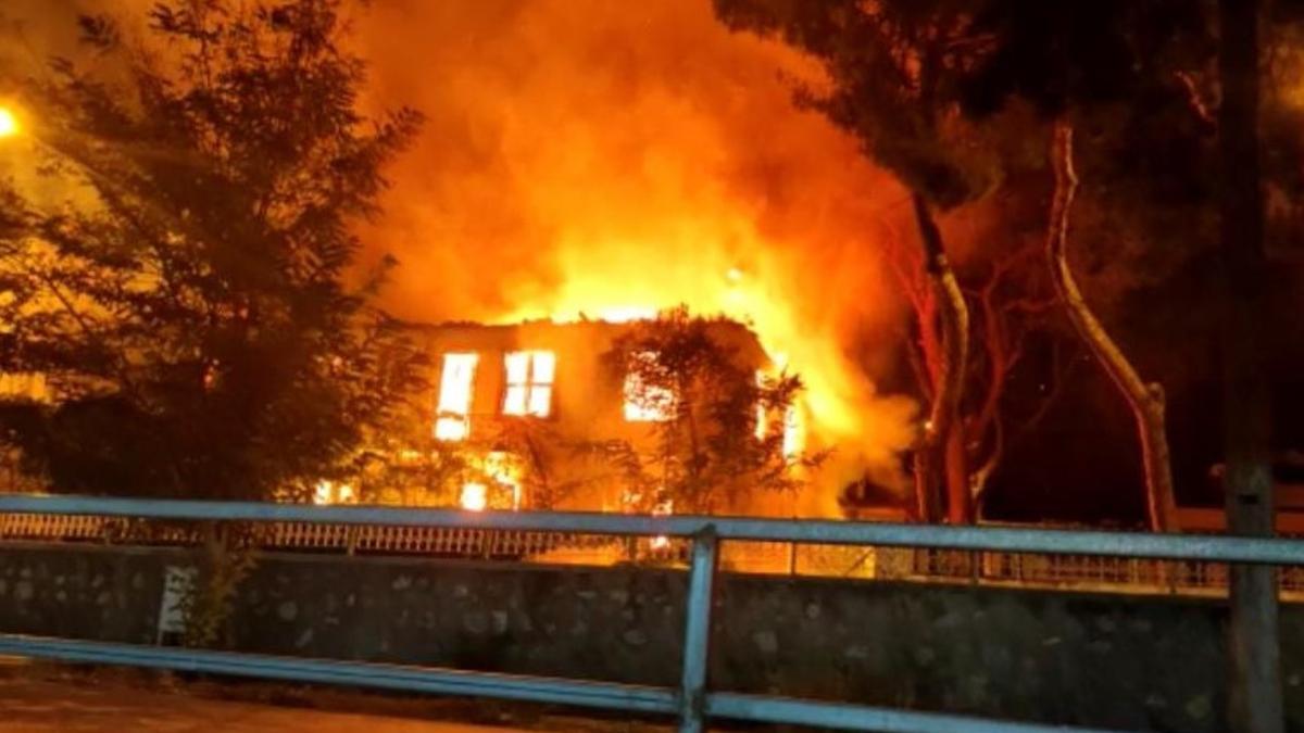 İzmir’de 2 katlı bina alev alev yandı