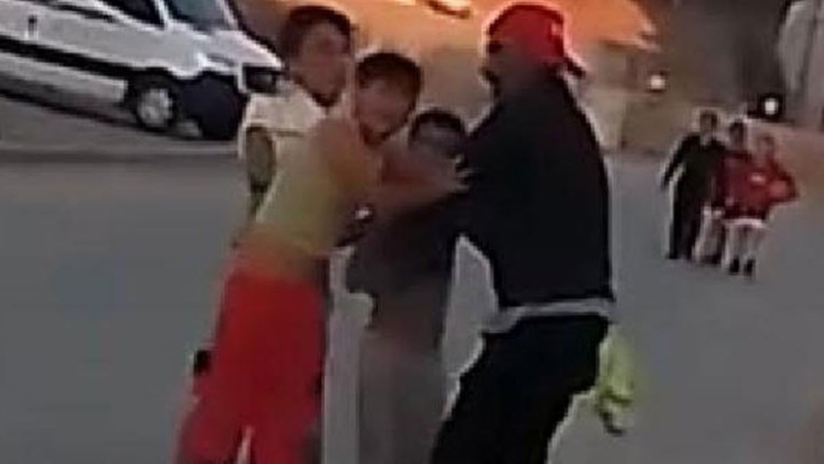 İzmir’de tepki çeken görüntüler… 3 çocuğu sokak ortasında darbetti!