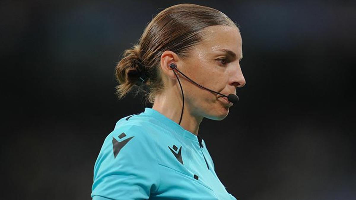 Gli arbitri donne prenderanno le redini per la prima volta nella storia della Coppa del Mondo