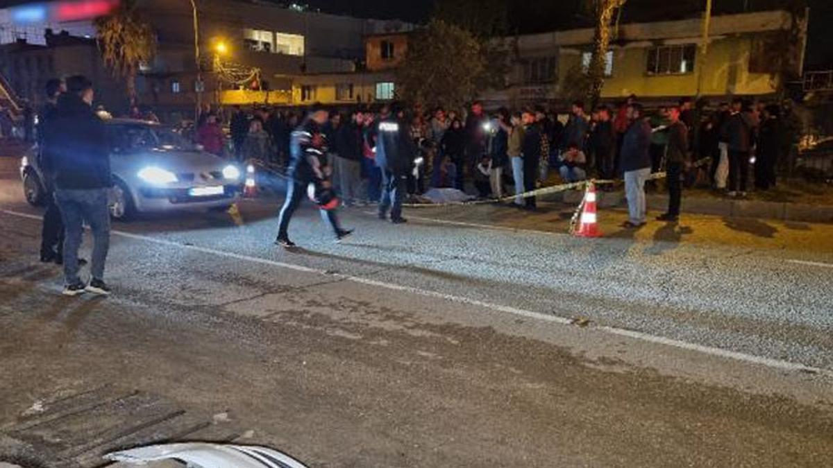 Karşıdan karşıya geçerken çarpan vasıta ölümüne sebep oldu! Kardeşi ölen abisinin elini uzun süre bırakmadı