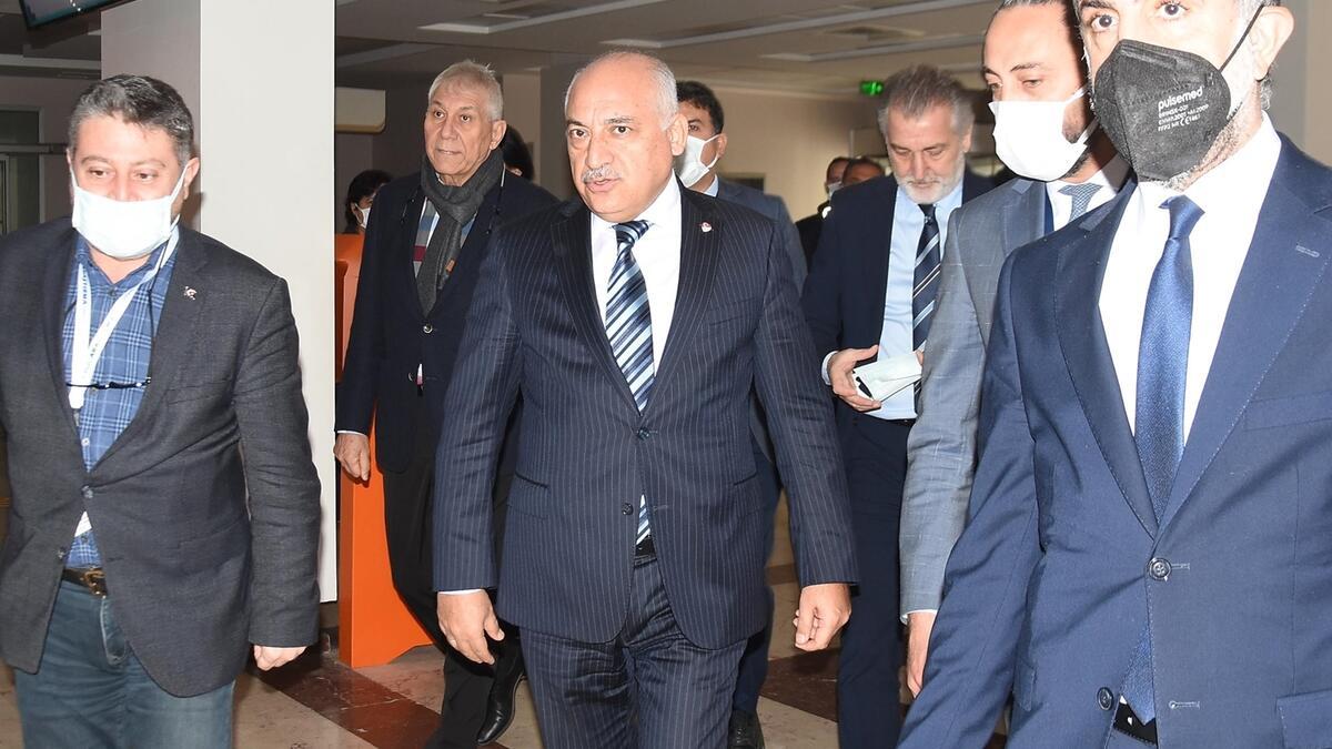 TFF Başkanı Büyükekşi Göztepe-Altay maçında yaralanan Mehmet Çakır ı hastanede