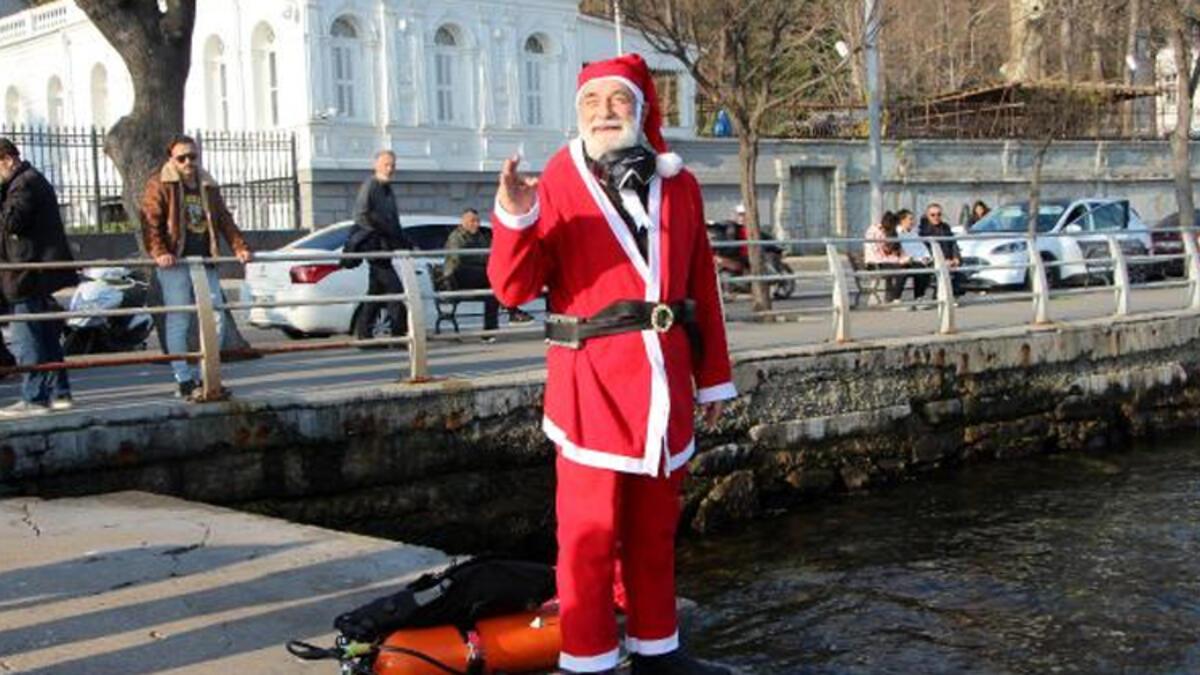 İstanbul Boğazı'na dalan Noel Baba denizden plastik balık çıkardı