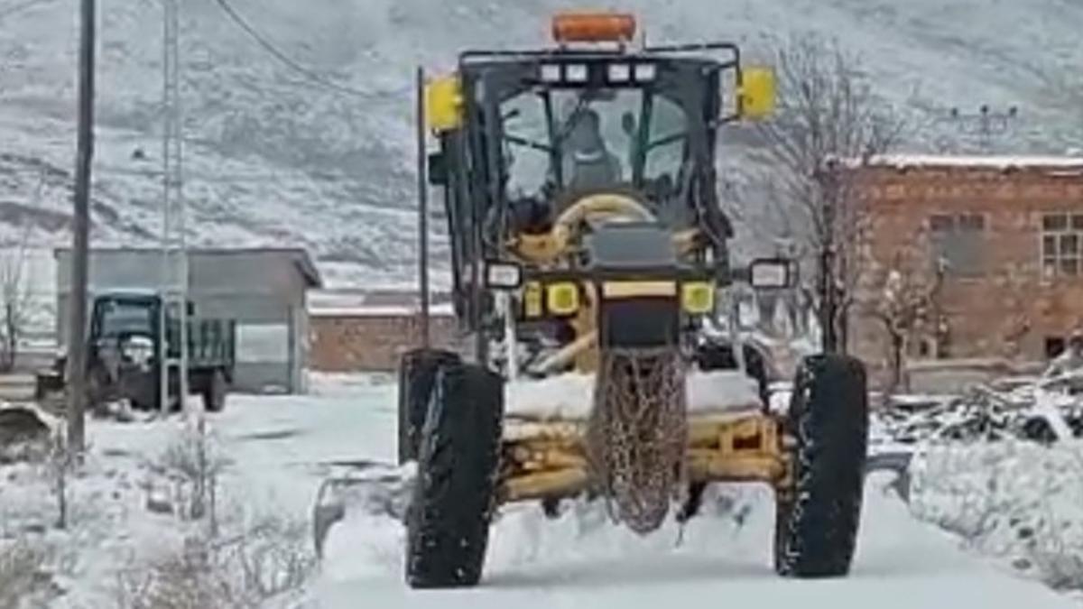 Tunceli’de kar yağışı sebebiyle 15 köy yolu ulaşıma kapanmış oldu