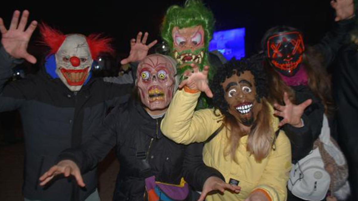 Yüzlerini boyadılar, maske taktılar.. Balkan geleneği ‘Bocuk Gecesi’ kutlandı