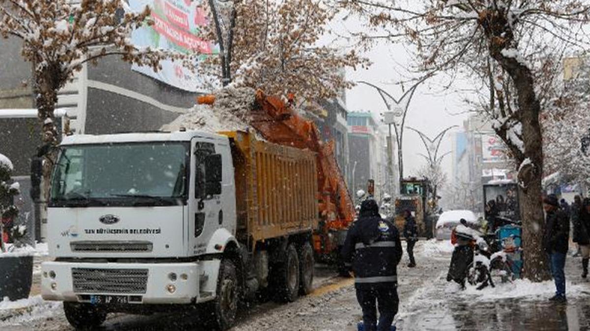 Van’da kapanan 345 yerleşim yeri yolundan 297’si açıldı