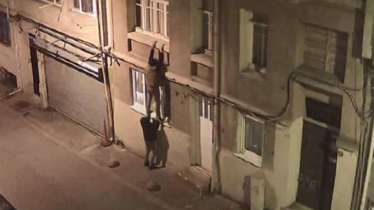 İkinci kattaki daireye tırmanarak giren hırsızlar kamerada
