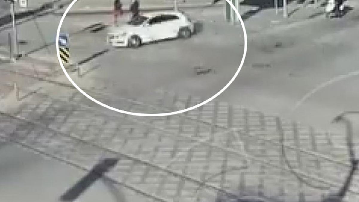 İnanılmaz anlar! Savrulan otomobilin altında kalmaktan son anda kurtuldular