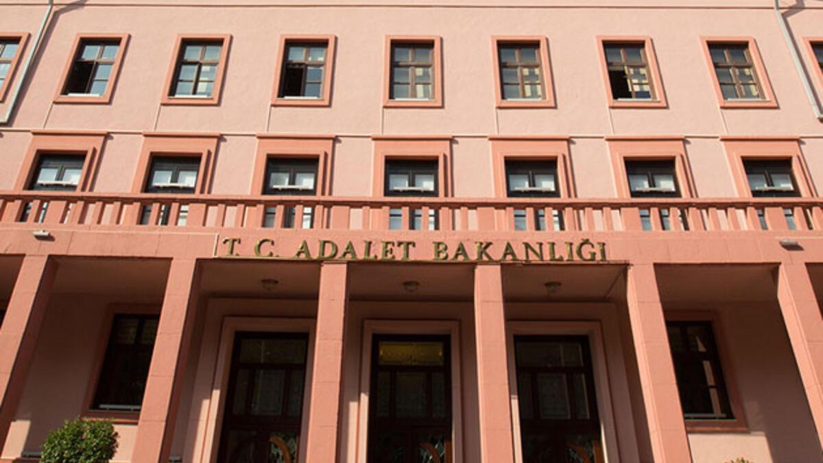 Adalet Bakanlığı’ndan, ’Savcılar mesai bitti diye işlem yapmıyor’ iddialarına ilişkin açıklama Adalet Bakanlığı’ndan, ’Savcılar mesai bitti diye işlem yapmıyor’ iddialarına ilişkin açıklama