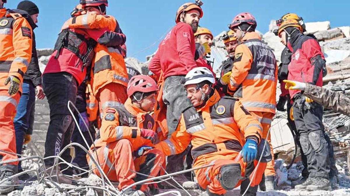 Canları pahasına iğneyle kuyu kazıyorlar – Son Dakika Flaş Haberler