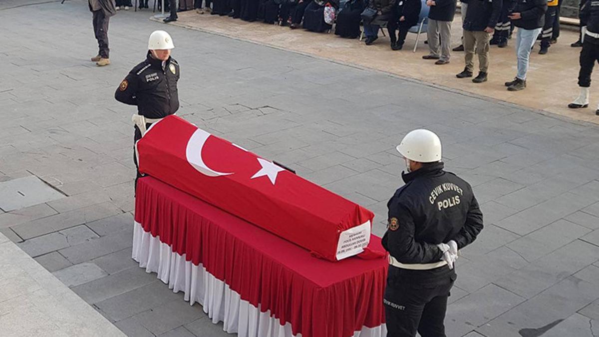 Depremde hayatını kaybeden polis memuru toprağa verildi