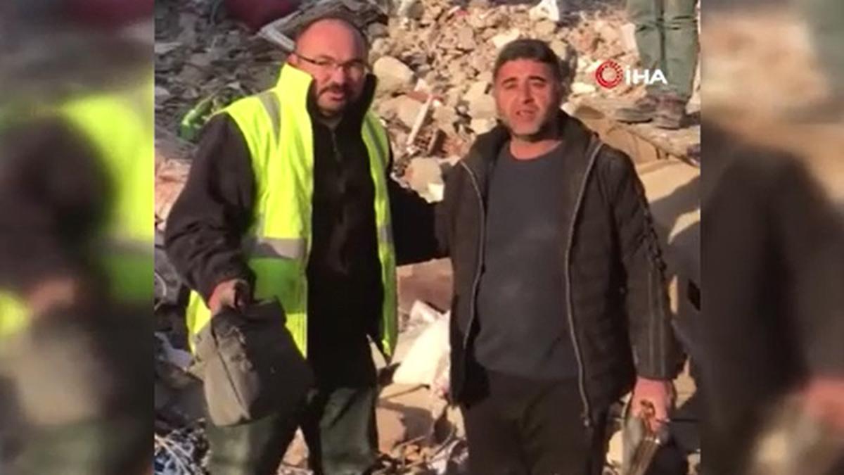 Enkazdan bulduğu 500 bin TL’lik altın dolu çantayı sahibine teslim etti