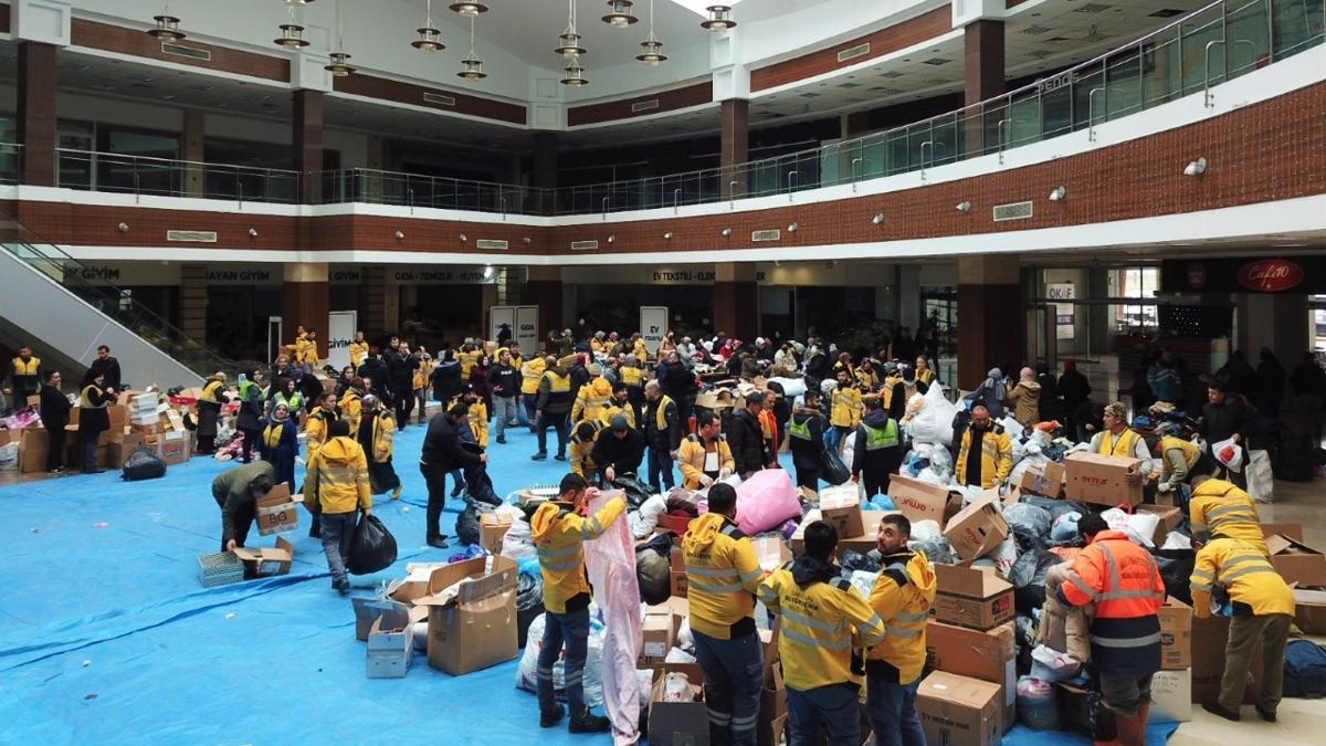 Samsun’da eski AVM binası depremzedeler için yardım merkezi oldu