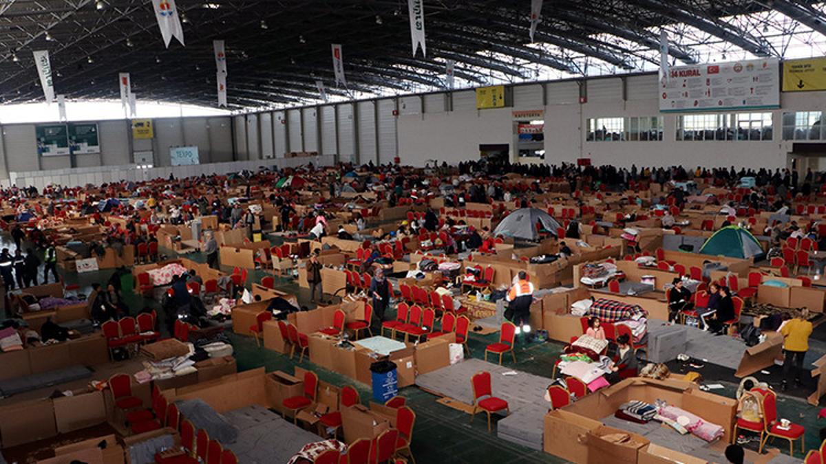 Fuar alanı, yaşam alanına dönüştürüldü; 7 bin kişi geceyi geçiriyor