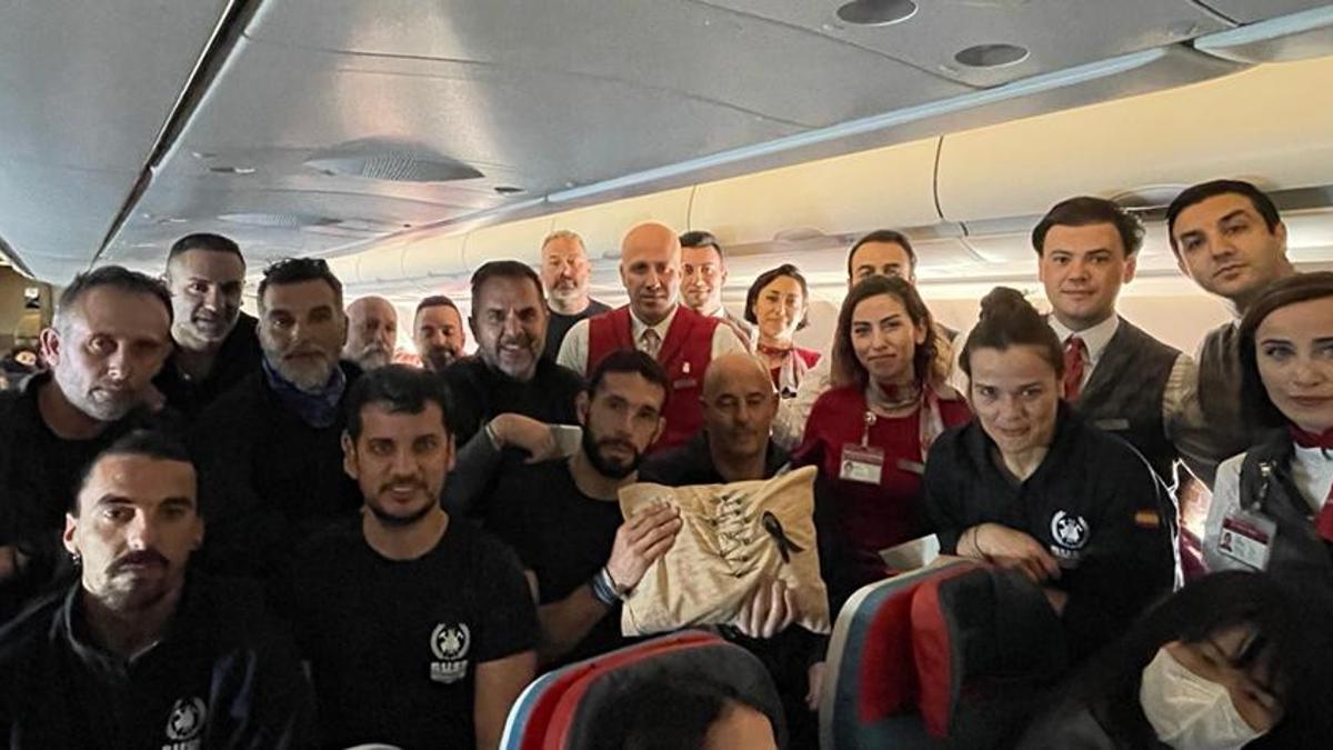 THY’den İspanyol arama kurtarma ekibine bröve hediyesi