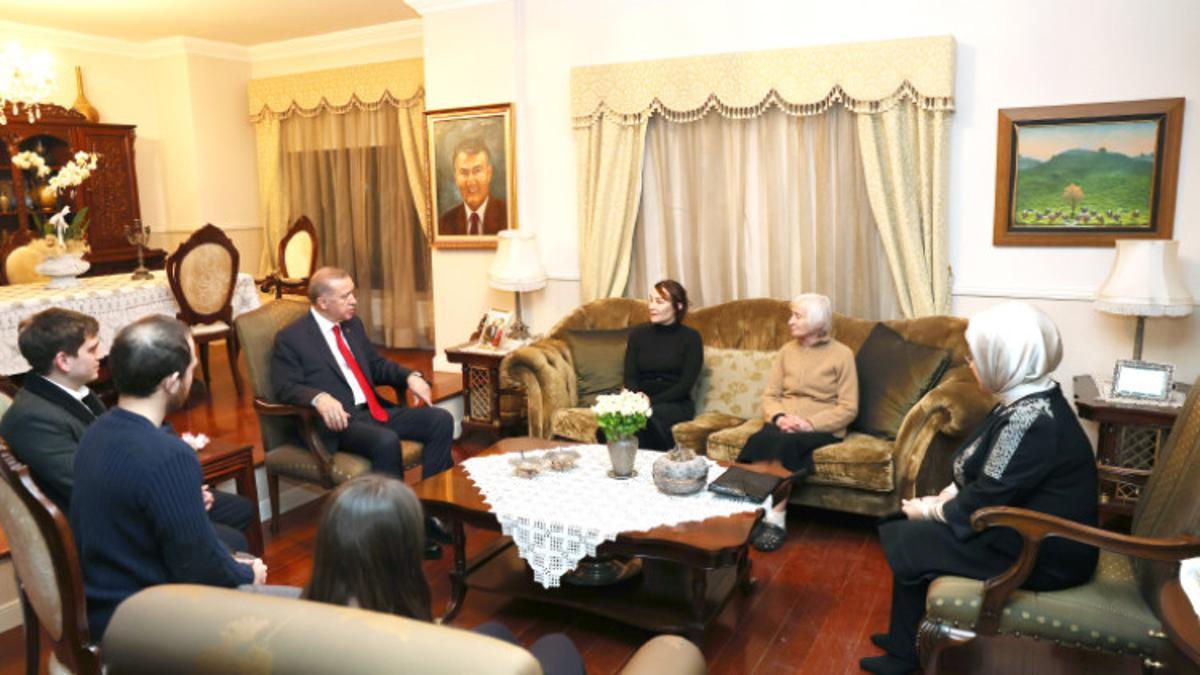 Cumhurbaşkanı Erdoğan’dan Deniz Baykal’ın ailesine taziye ziyareti Cumhurbaşkanı Erdoğan’dan Deniz Baykal’ın ailesine taziye ziyareti